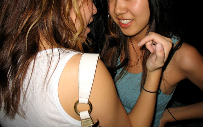 Bridal Stylist Fires Friendly Shots And Says Her Goodbyes In Spanish After Client&rsquo;s Mom Trash-Talked Her Throughout The Entire Appointment