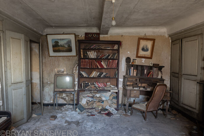 I Discovered A Several-Hundred-Year-Old Abandoned Farmhouse In France (18 Pics)