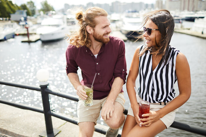 30 Low-Key Signs Someone's A Bad Human, As Shared By People Online