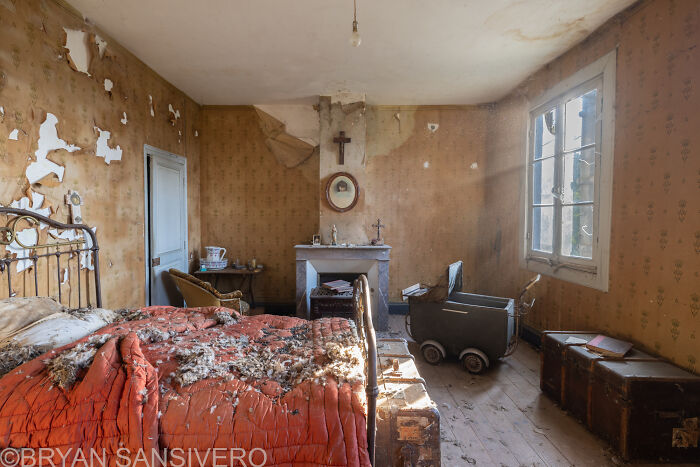 I Discovered A Several-Hundred-Year-Old Abandoned Farmhouse In France (18 Pics)