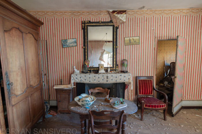 I Discovered A Several-Hundred-Year-Old Abandoned Farmhouse In France (18 Pics)