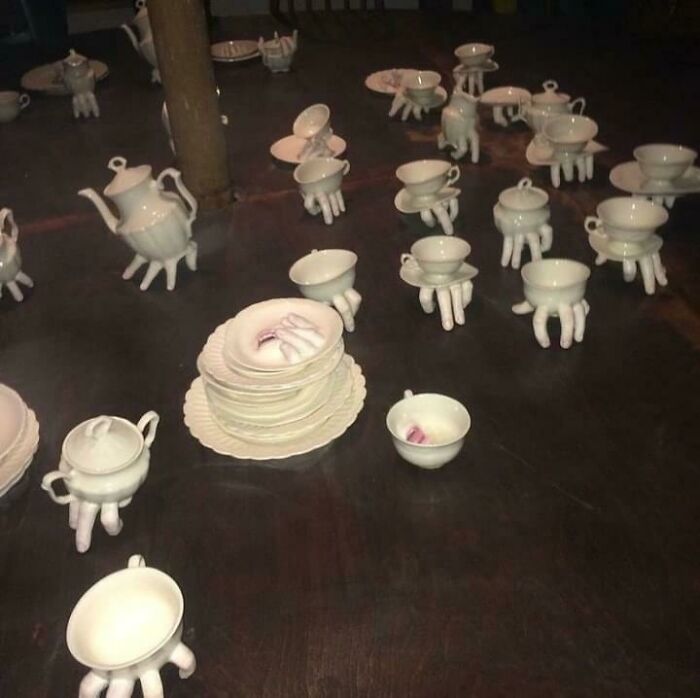 Lo que definitivamente vuelve a la vida durante la noche es este juego de té de dedos