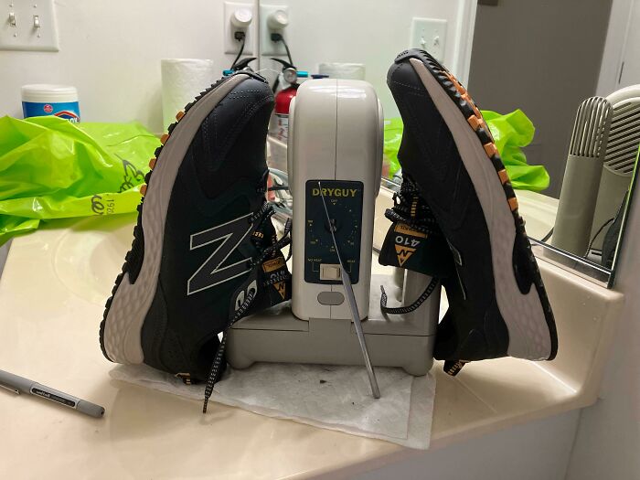 Dry Guy Four Prong Shoe Dryer. Used 6/Wk For Around 18 Years. The Knob Broke Off But They Were Smart Enough To Have A Keyed Shaft Such That A Butter Knife Works As A Replacement. Still Works As It Did 18yrs Ago!