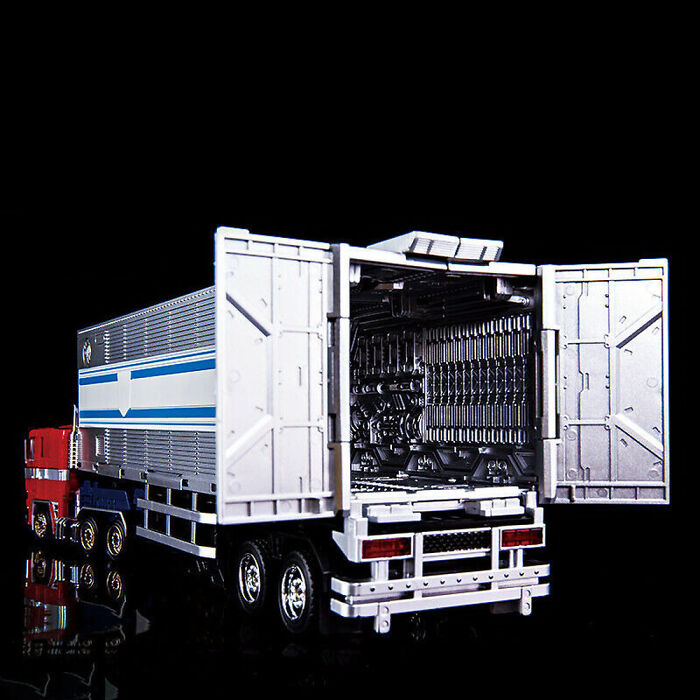 Optimus Prime With The Trailer Gen 1