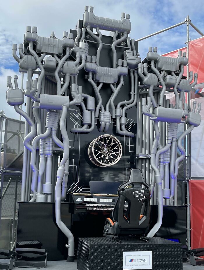 Este órgano hecho con tubos de escape