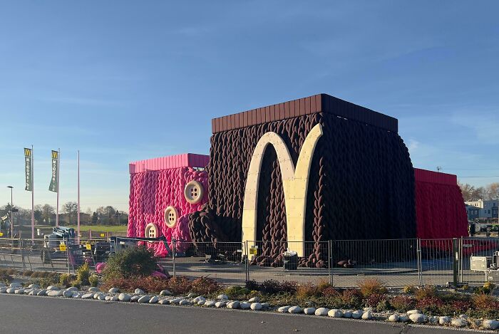 McDonald's cubierto de estambre gigante