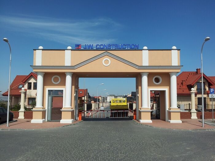 Puerta de entrada a un barrio residencial de Polonia