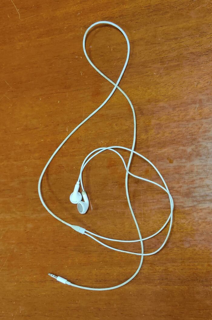 No, no montaste esta foto. Cuando arrojaste los auriculares, ellos tomaron esta forma por sí solos