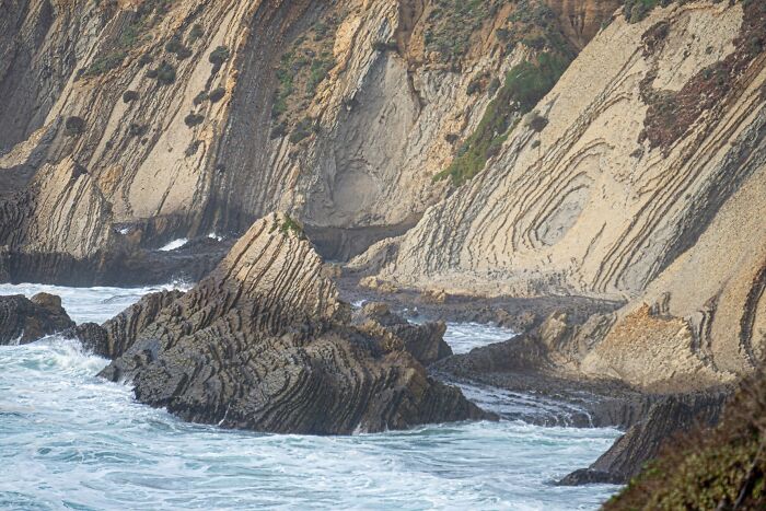 The Erosion Pattern On This Cliff And Rocks Makes It Look Like A Minecraft Rendering