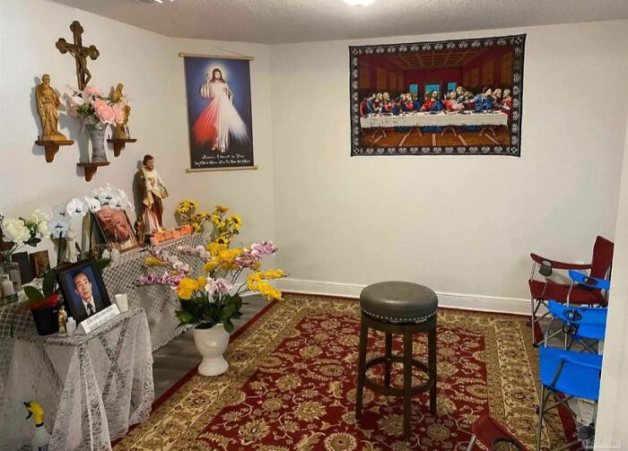 Is The Memorial And Lawn Chairs Included In The Contract?