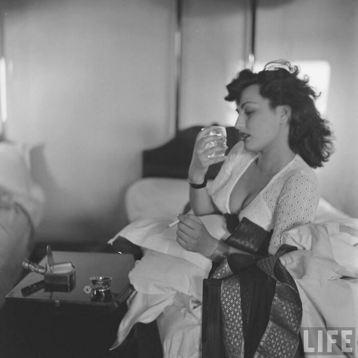 Bollywood Glamor Girl Of 1950s, Begum Para In Life Magazine Photoshoot, 1951