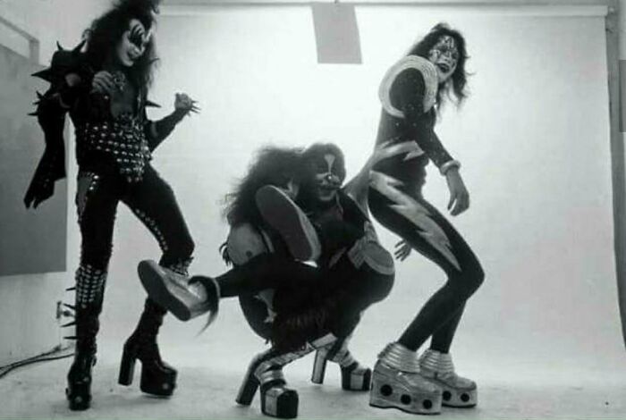 Kiss At A Photoshoot, 1975
