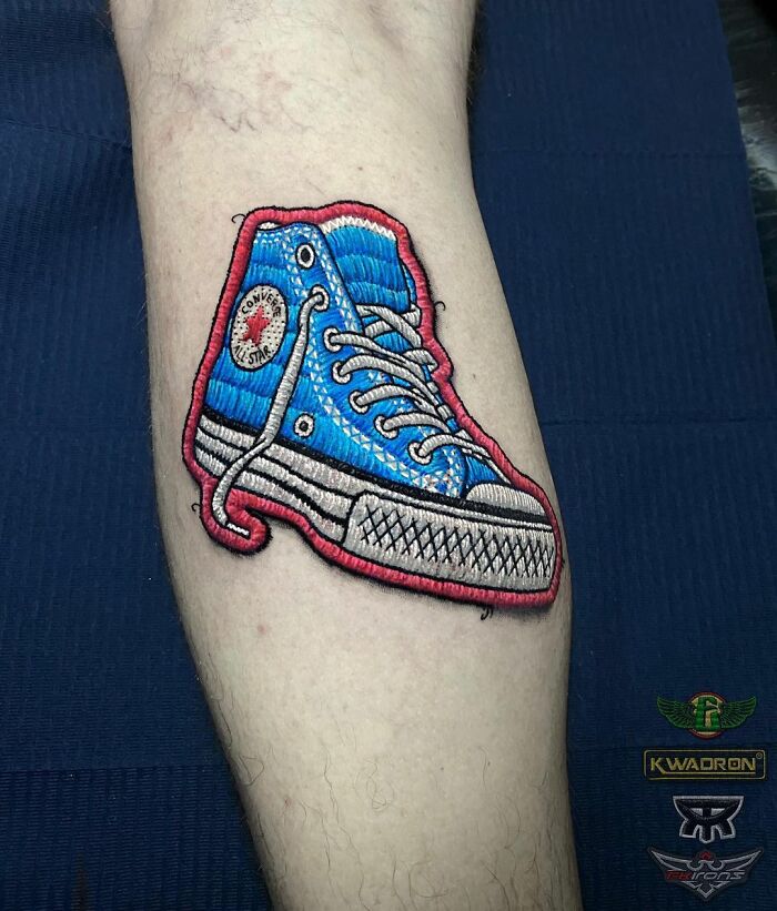 Tattoo of a blue sneaker by Eduardo Lozano, showcasing a new dimension in tattooing.