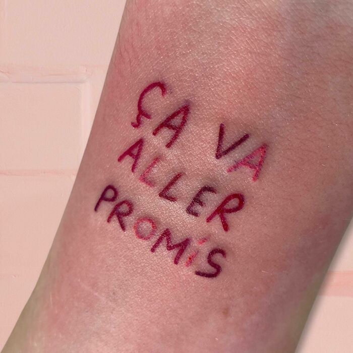 French self-love tattoo with "Ça va aller promis" inked on skin.