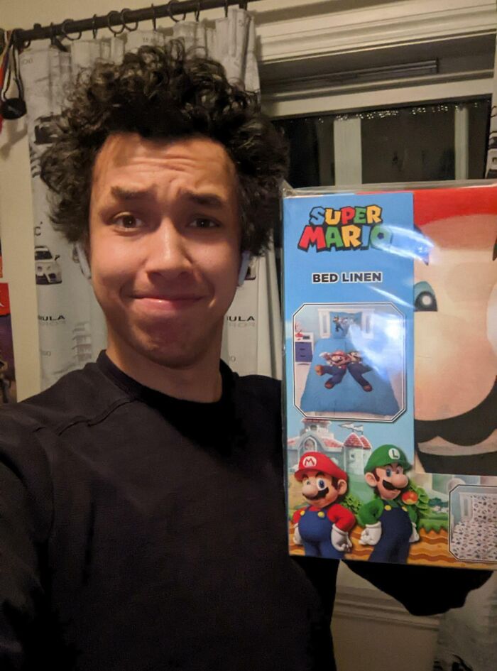 Mi mamá me regaló sábanas de Super Mario para Navidad. Tengo 22 años y llevo 4 viviendo en mi propio apartamento
