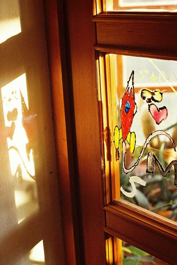 Mis dibujos infantiles de hace 15 años que representan extrañamente mi amor por mamá siguen ahí