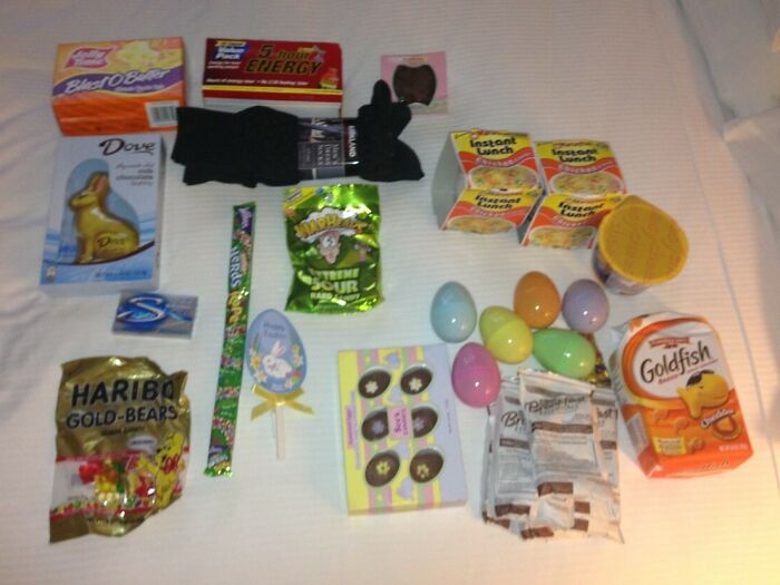 Este año me voy a perder la caza del huevo de Pascua y la cena familiar porque estoy fuera de casa formándome para ser auxiliar de vuelo. Mi mamá me envió este paquete