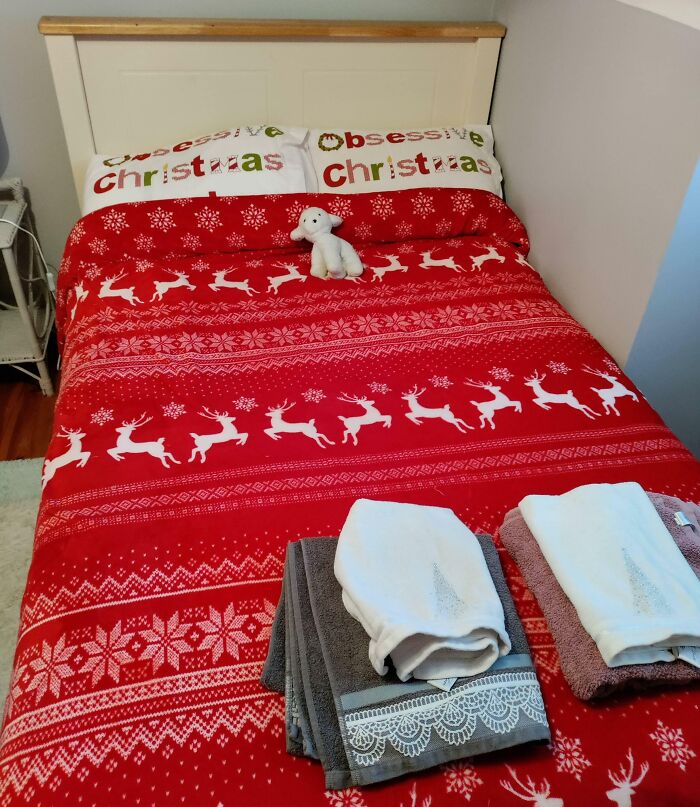 Mi mamá todavía arregla mi vieja habitación así cuando la visito en Navidad. Tengo 33 años