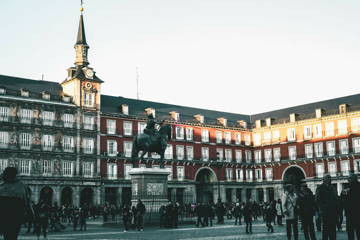 the sculpture of a man on the horse in the center of the square