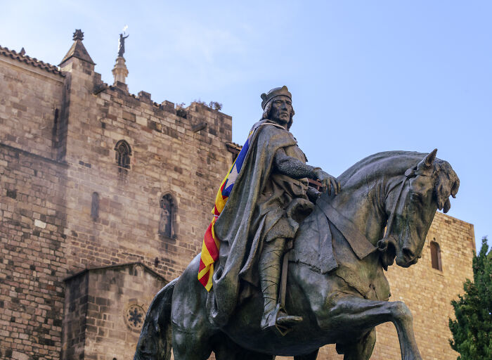 the sculpture of a man on the horse