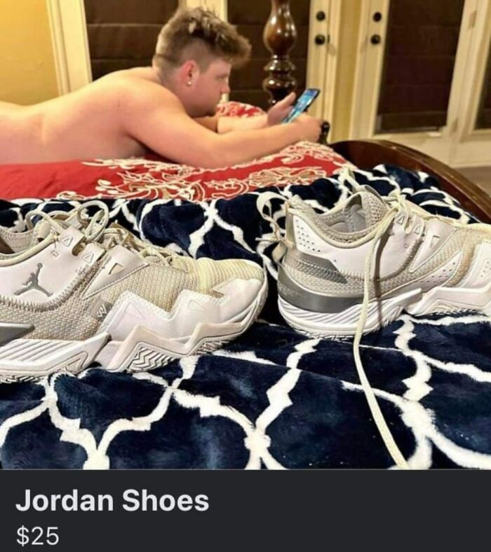 People-Selling-Goods-Online-Uninspiring-Adverts