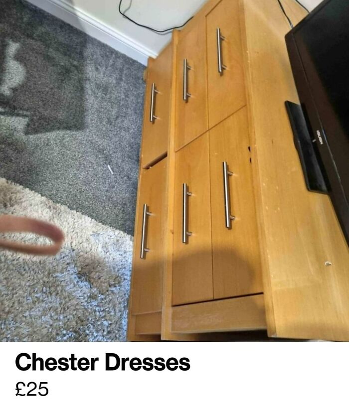 People-Selling-Goods-Online-Uninspiring-Adverts