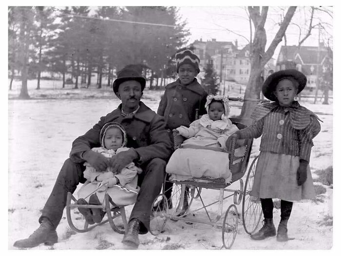 A Father With His 4 Daughters, 1904