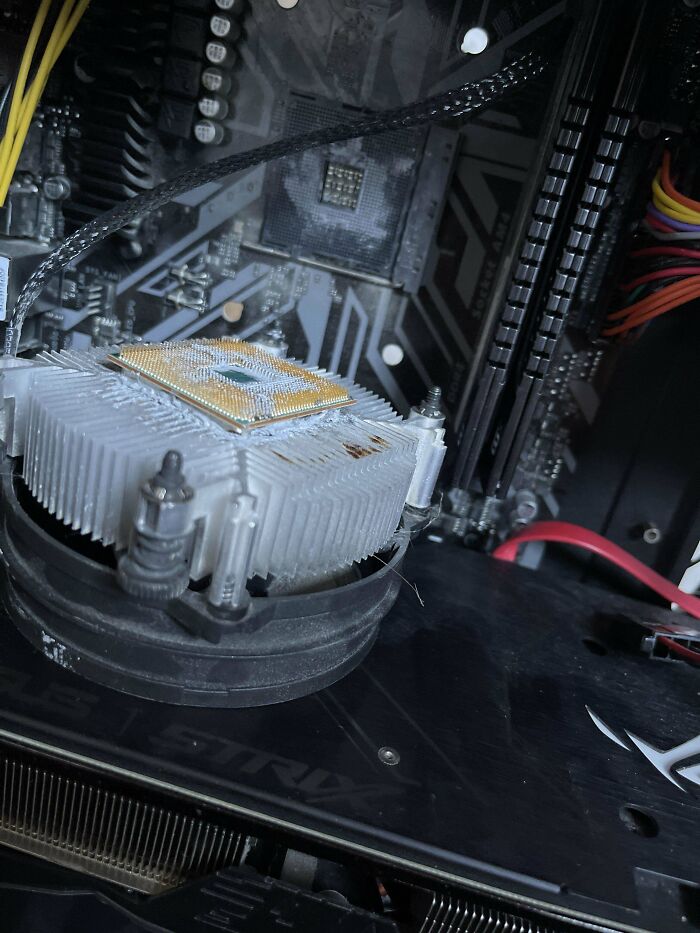 Friend Of Mine Wanted Replace His Thermal Paste.. Assured Me I Don't Need To Come Over Bc He Knows Where It Goes