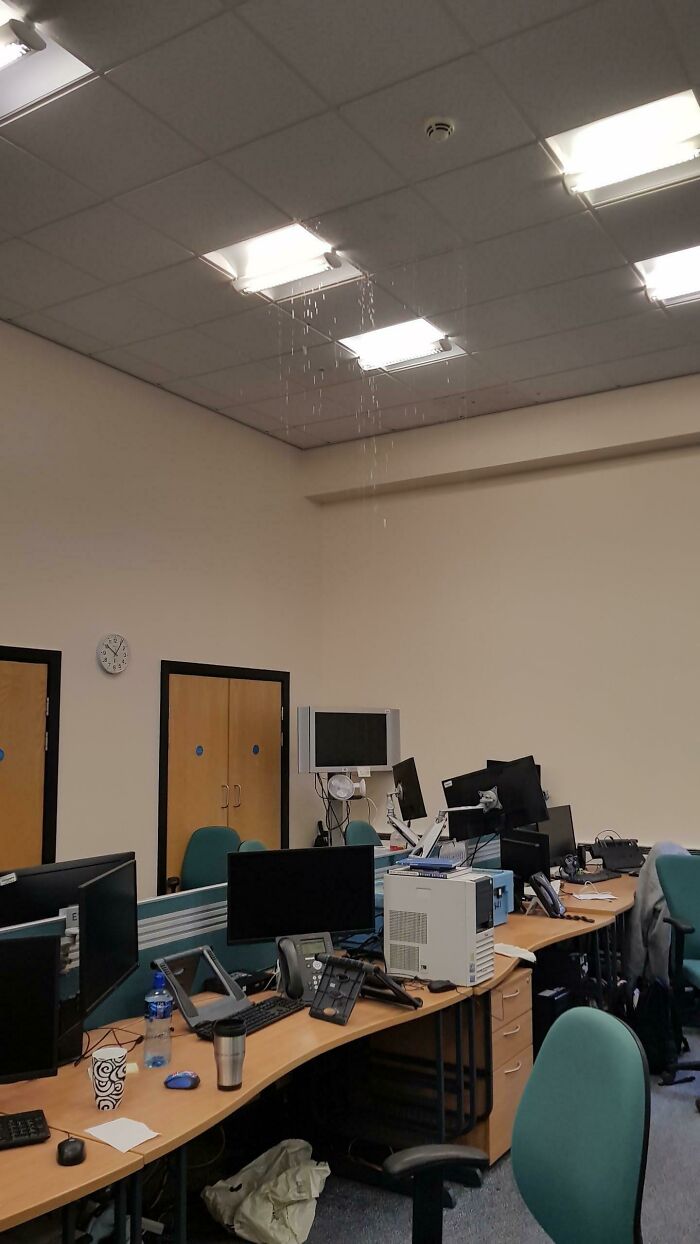 El techo goteaba sobre todos los ordenadores del trabajo