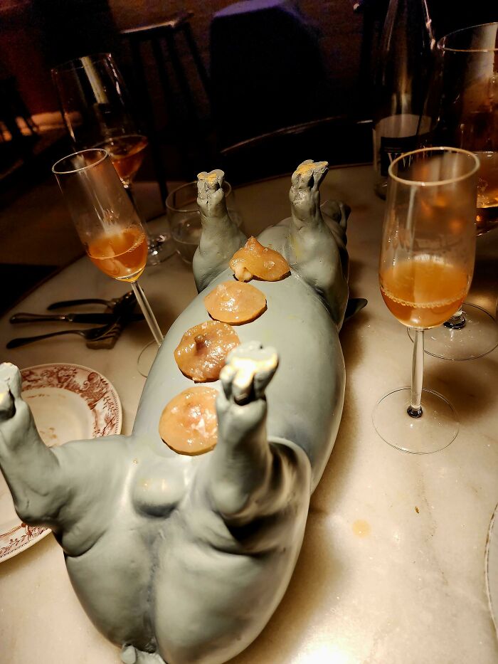 Creo que es necesario añadir que los vasos están llenos de caldo de cerdo caliente para lavar esos pezones de cerdo