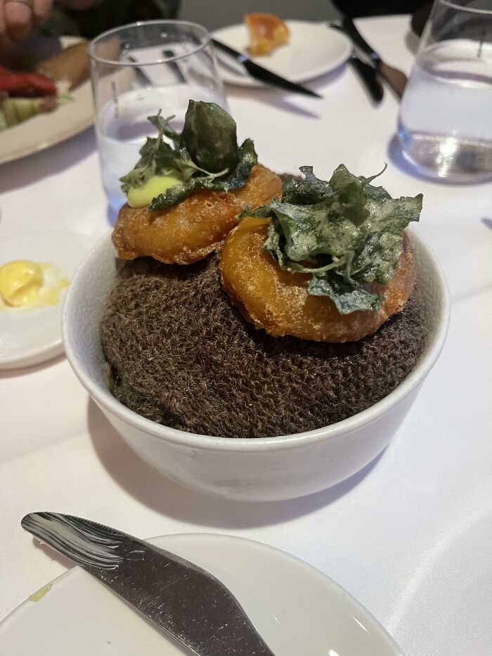 14 dólares de patatas fritas servidas en un saco de arena