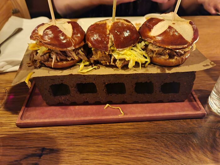 El ladrillo ni siquiera está caliente para los sándwiches