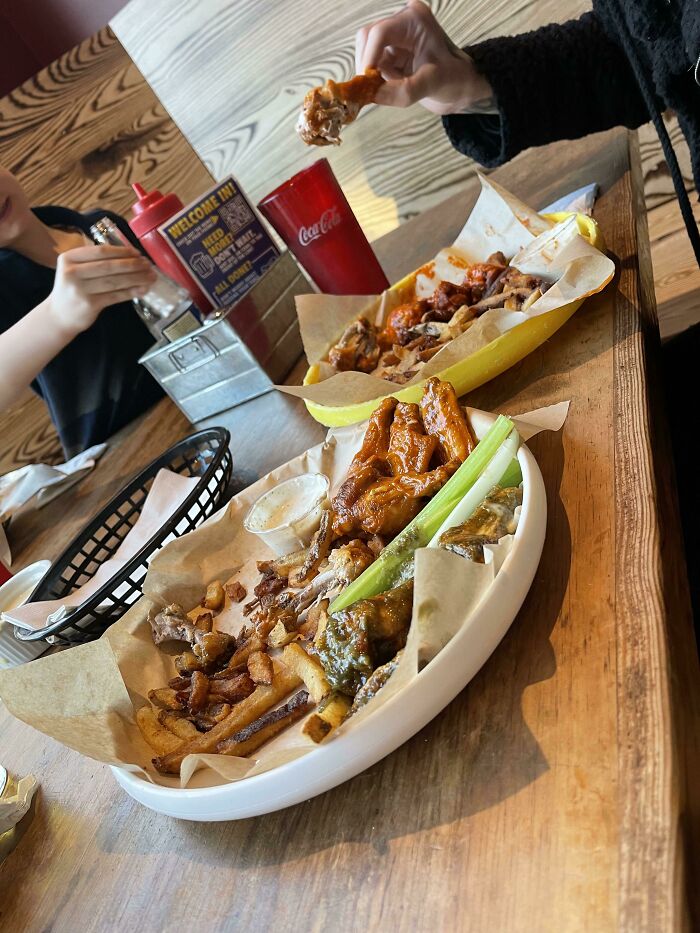 This Wing Shop In Portland Use’s Frisbees As Plates