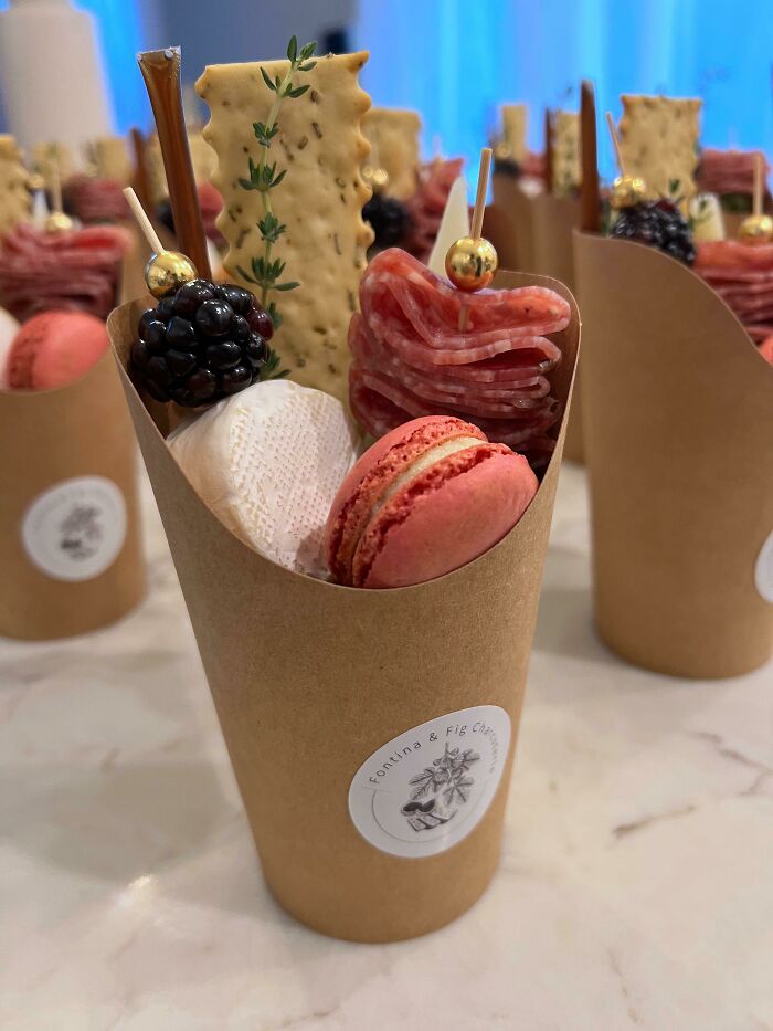 Embutidos en tazas de cartón 