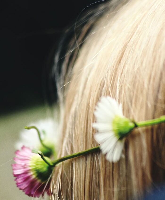 Woman with blonde hair with green hair tie