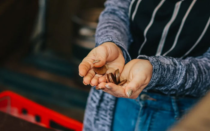 Karen's Malicious Compliance Embarrassingly Fails After Employee Outsmarts Her At Her Own Game