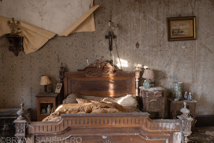 I Discovered A Several-Hundred-Year-Old Abandoned Farmhouse In France (18 Pics)
