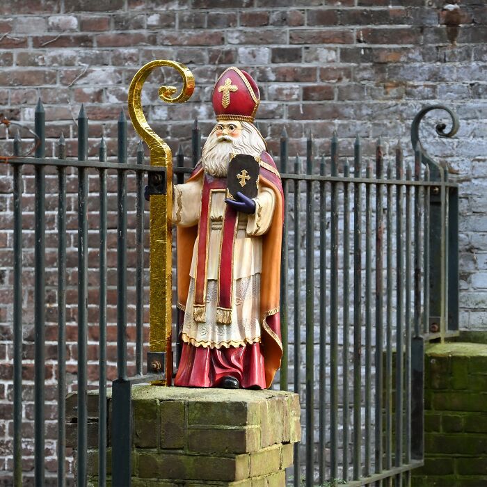 Artist Weekly Surprises Residents On The Streets Of Amsterdam With His Art