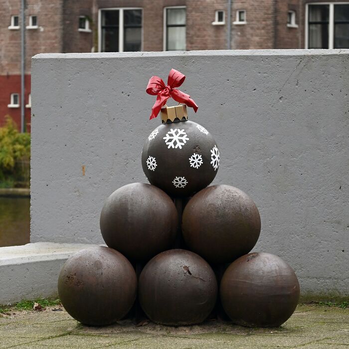 Artist Weekly Surprises Residents On The Streets Of Amsterdam With His Art