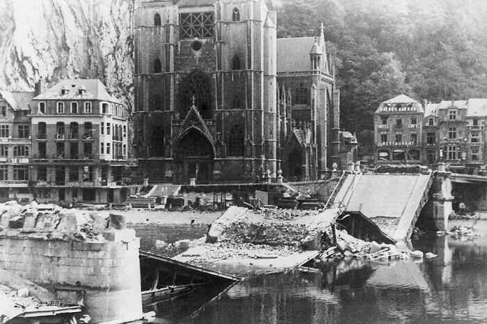 Los belgas volaron este puente sobre el río Mosa en la ciudad de Dinant, Bélgica, pero poco después, un puente de madera construido por los zapadores alemanes se alzaba junto a las ruinas el 20 de junio de 1940