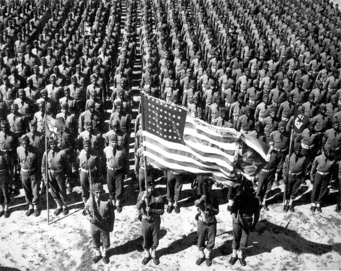 Soldados afroamericanos del 41º Cuerpo de Ingenieros del Ejército de EE.UU. durante la ceremonia de la Guardia de Color en Fort Bragg, Carolina del Norte