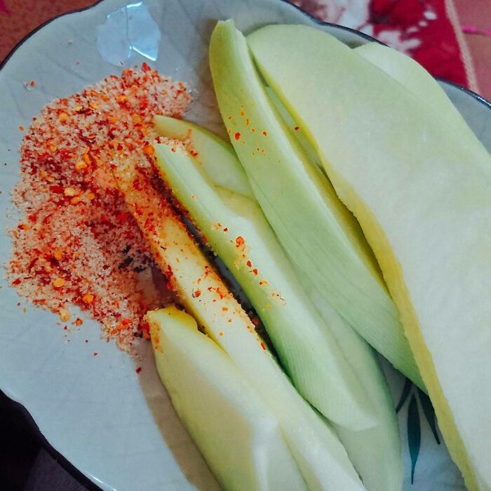 Mango slices with chili powder