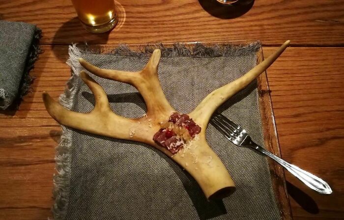 “Rudolph.” “¡Aquí!” “Dasher.” “¡Aquí!” “Dancer.” “¡Aquí!” “Prancer.” “¡Aquí!” “Vixen.” “¡Aquí!” “Comet.” “¡Aquí!” “Cupid.” “¡Aquí!” “Donner.” “¡Aquí!” “Blitzen.” “Tengo malas noticas sobre Blitzen, Jefe”