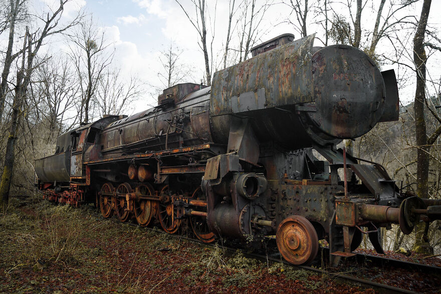 Ghost Trains: Discovering Abandoned Locomotives. (15 Pics)