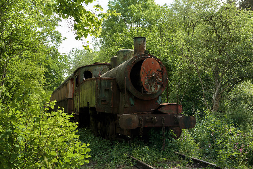Ghost Trains: Discovering Abandoned Locomotives. (15 Pics)