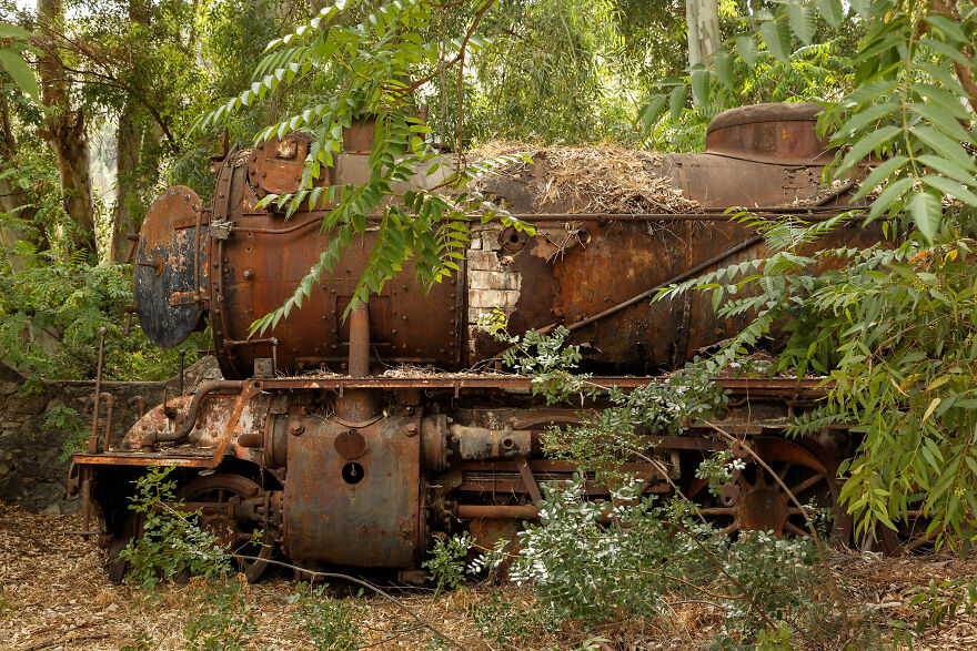 Ghost Trains: Discovering Abandoned Locomotives. (15 Pics)