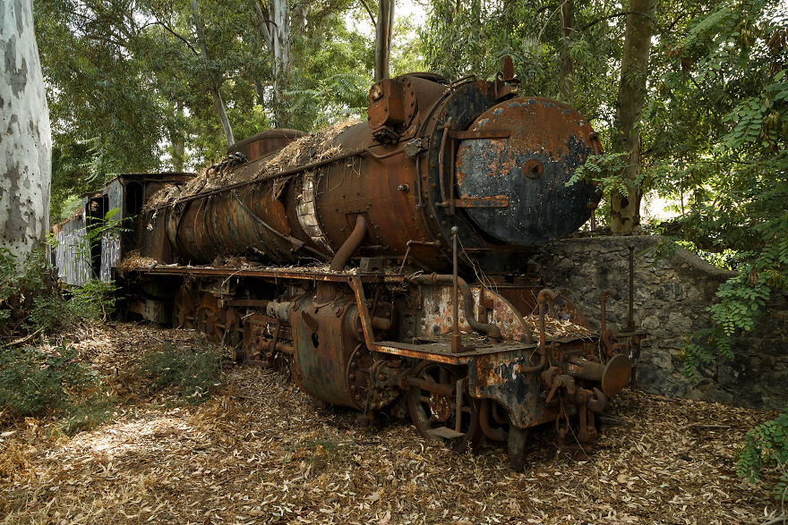 Ghost Trains: Discovering Abandoned Locomotives. (15 Pics)