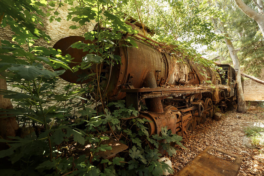 Ghost Trains: Discovering Abandoned Locomotives. (15 Pics)