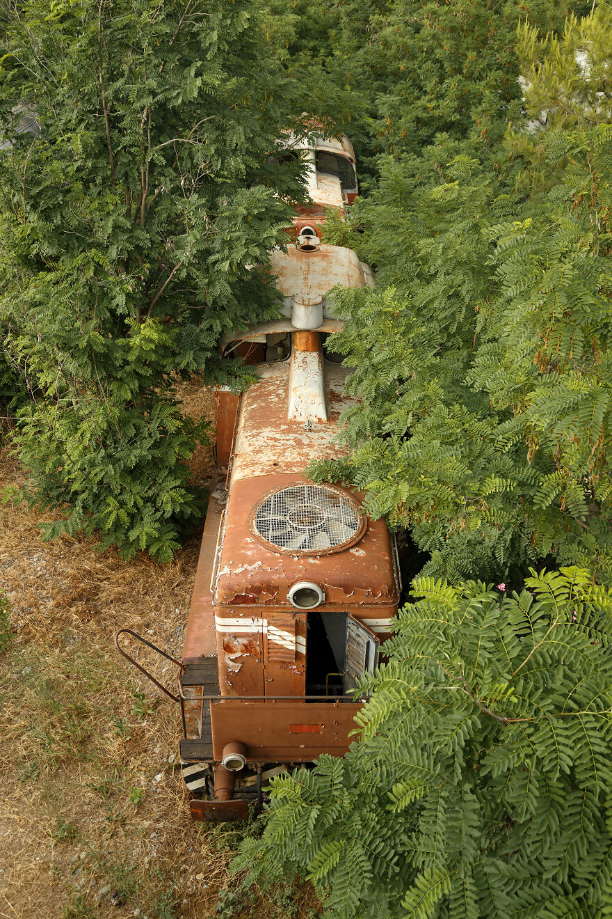 Ghost Trains: Discovering Abandoned Locomotives. (15 Pics)