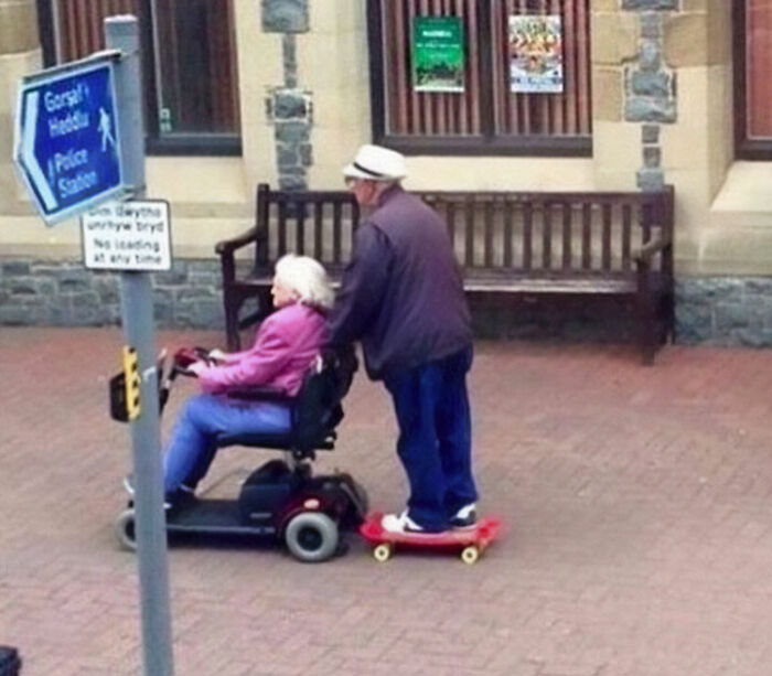 Absolutely Chaotic Memes From The “Absurd Posting” Page That May Leave You Questioning Things (50 Posts)